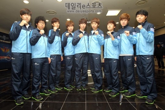 Rekkles分享做客LEC解说席照片：纯白发型，大黑臂注目